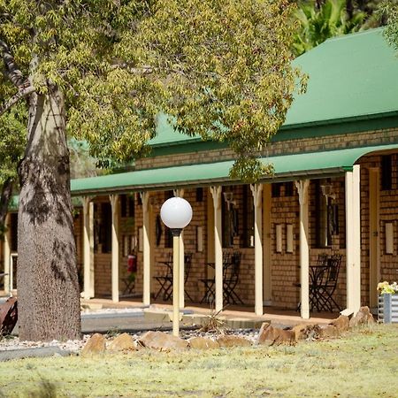 Overlander Homestead Motel โรมา ภายนอก รูปภาพ