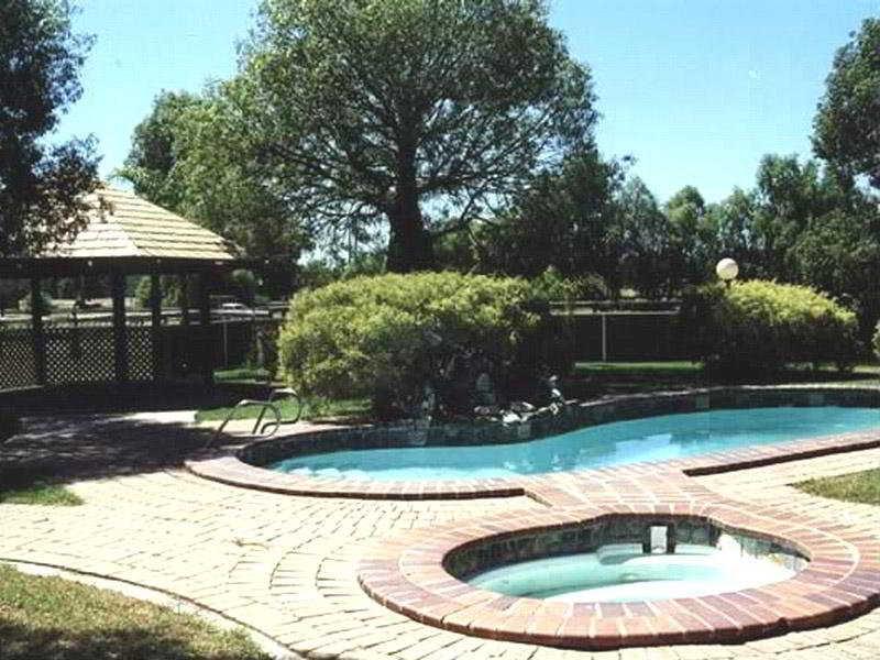 Overlander Homestead Motel โรมา ภายนอก รูปภาพ