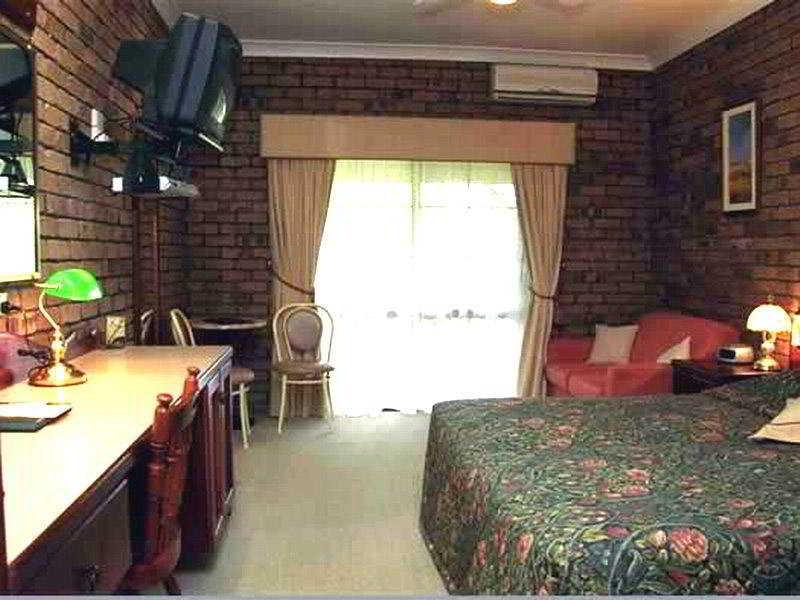 Overlander Homestead Motel โรมา ภายนอก รูปภาพ