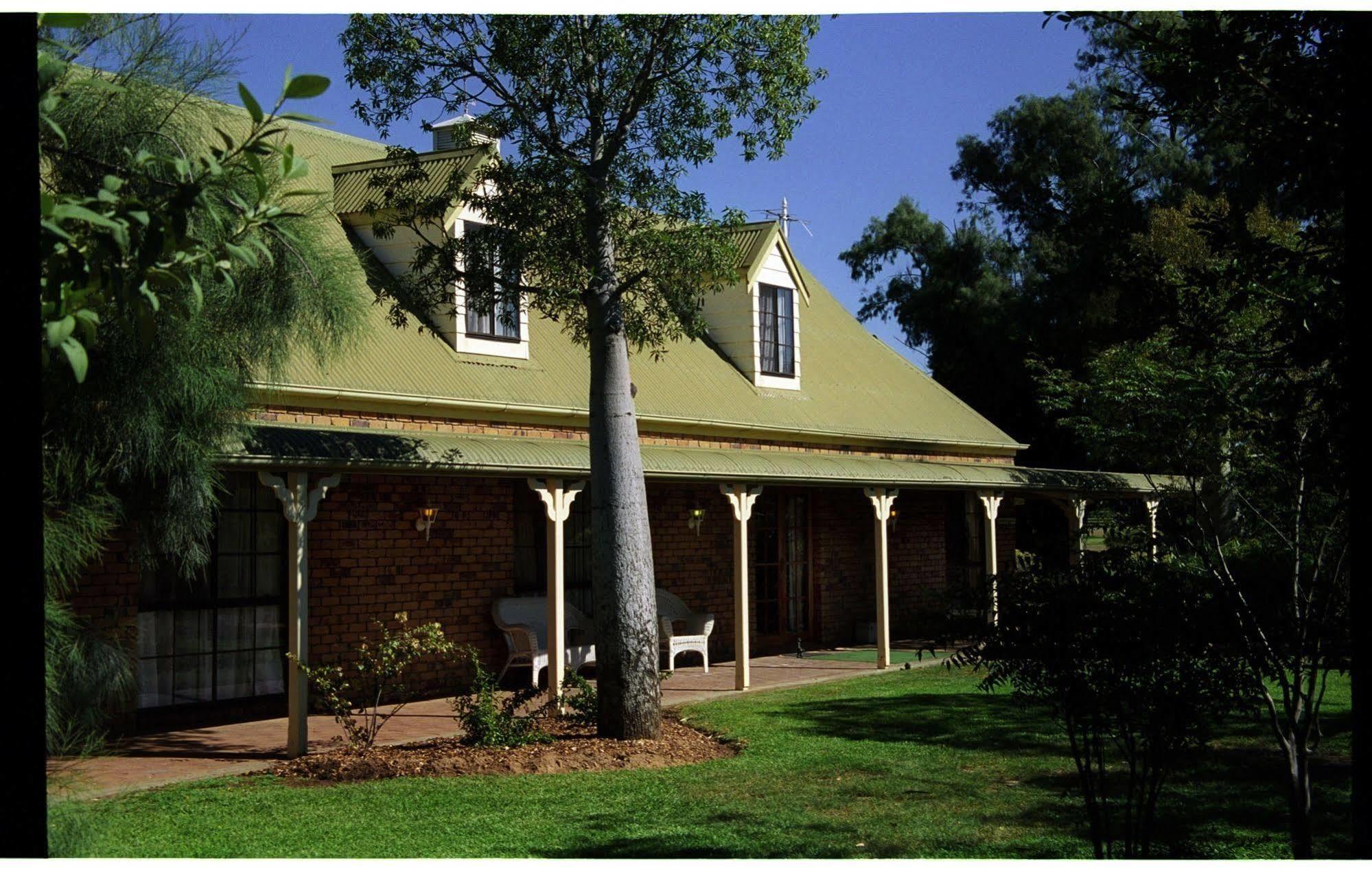 Overlander Homestead Motel โรมา ภายนอก รูปภาพ