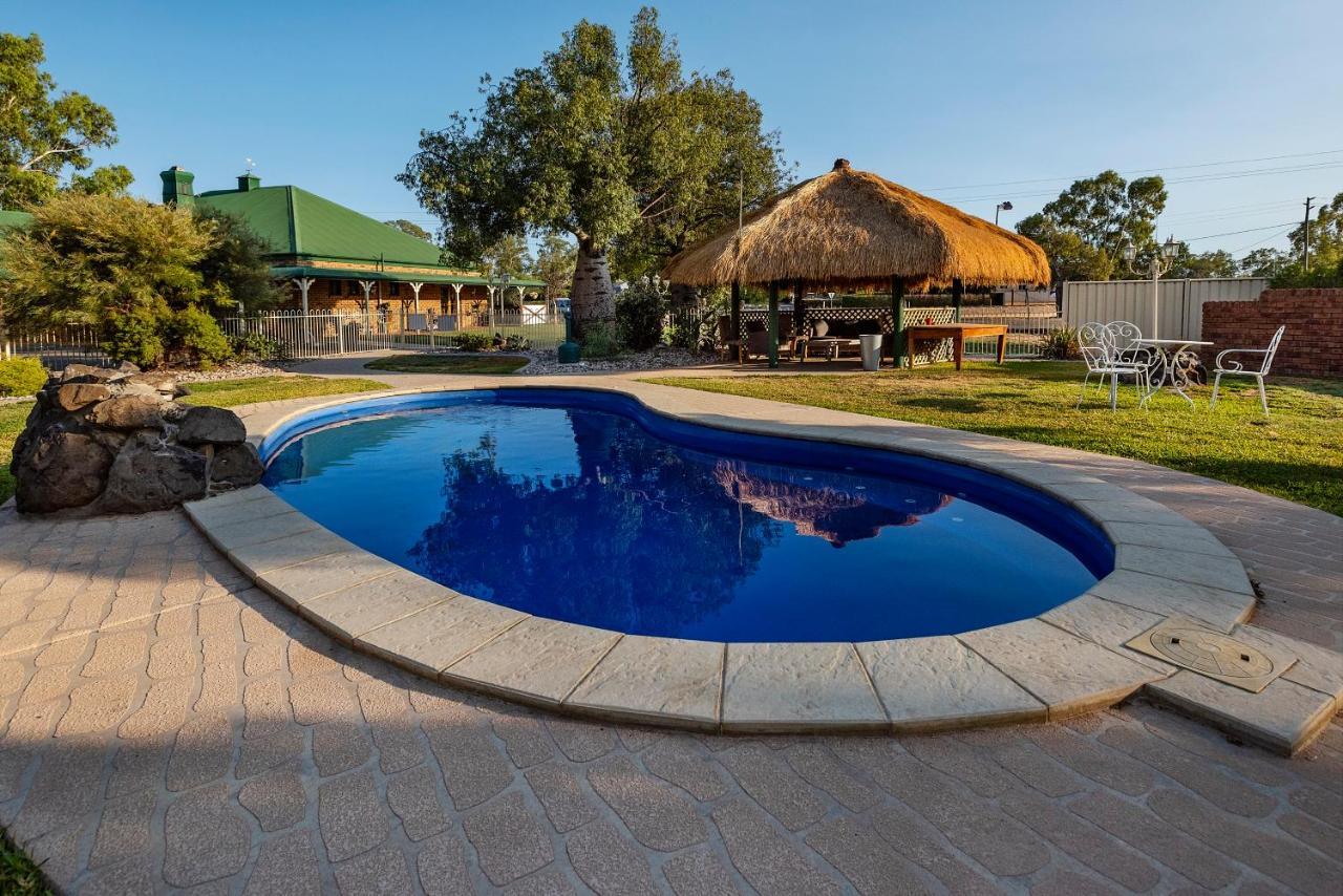 Overlander Homestead Motel โรมา ภายนอก รูปภาพ