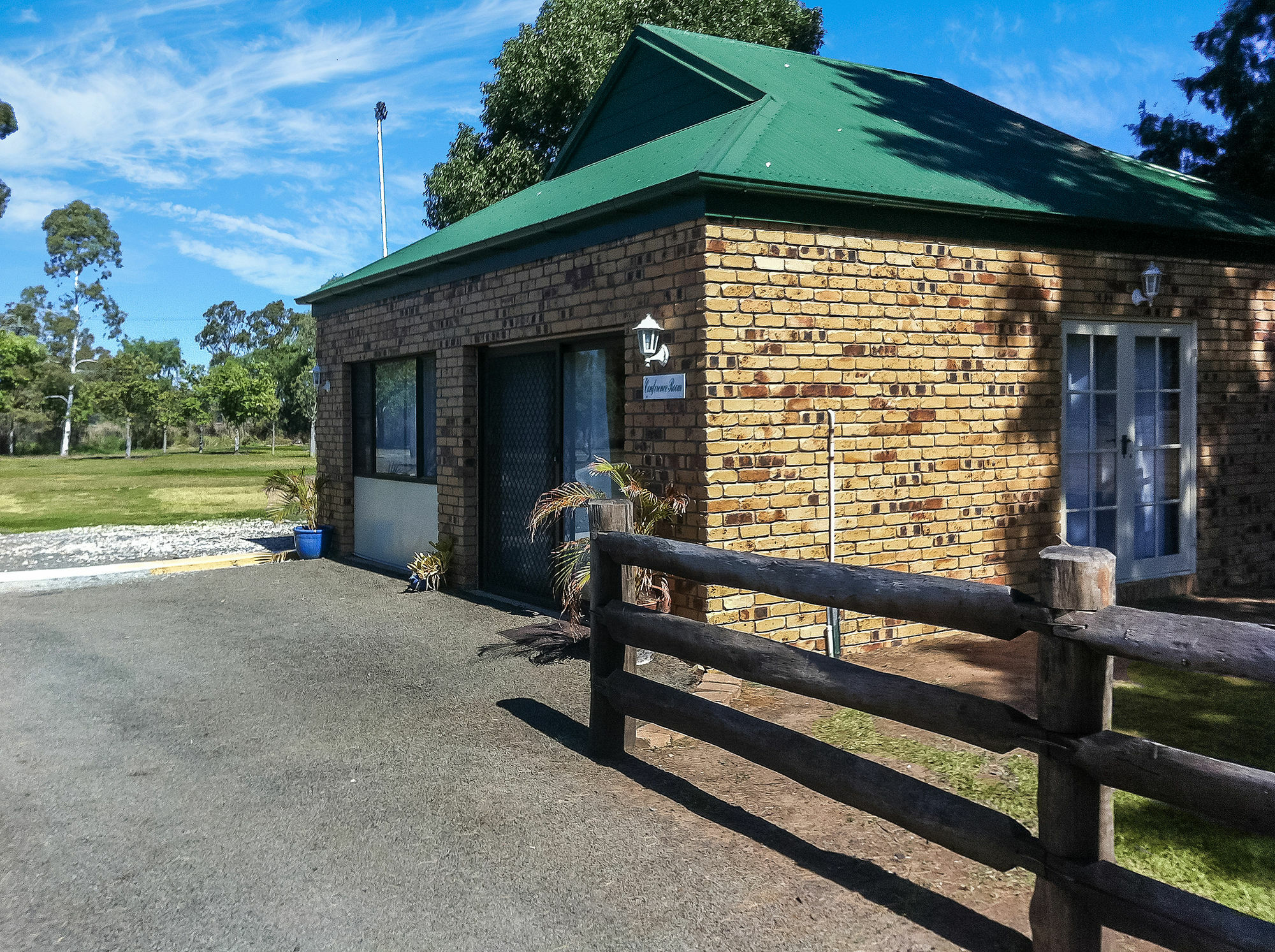 Overlander Homestead Motel โรมา ภายนอก รูปภาพ